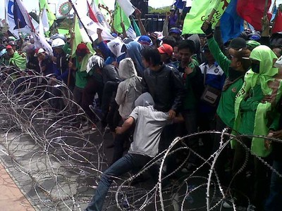 Demo Buruh di Kantor Gubernur Jawa Timur