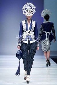 Jakarta, Indonesia - 08 Oktober 2013. Balijava by Denny Wirawan La Mer et du Solid at Sceeno Exhibition Hall Lt.3. Gandaria City. Jakarta Selatan. [Foto: Mohammad Abduh/Wolipop]