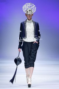 Jakarta, Indonesia - 08 Oktober 2013. Balijava by Denny Wirawan La Mer et du Solid at Sceeno Exhibition Hall Lt.3. Gandaria City. Jakarta Selatan. [Foto: Mohammad Abduh/Wolipop]