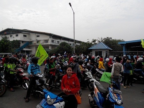 Massa SBSI Nimpuk Batu, Paksa Buruh KBN Cakung Mogok Kerja