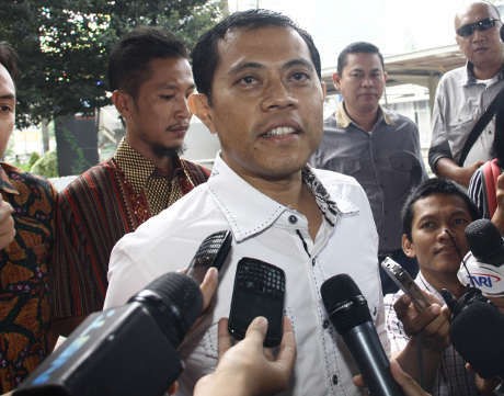 Naik Alphard, Tri Dianto Datangi KPK Tanpa Didampingi Ketiga Istrinya