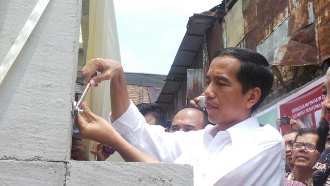  Kucurkan Rp 54 Juta di Petogogan, Jokowi: Jangan untuk Beli Motor!