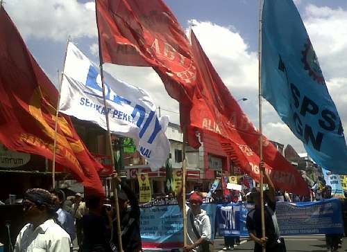 Tuntut Kenaikan Upah, Buruh Blokir Jalan Malioboro