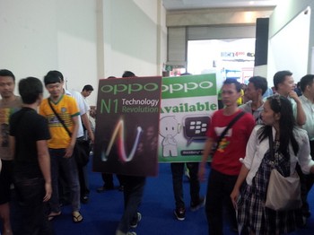 Oppo yang booth-nya termasuk paling ramai, juga ikut gencar mempromosikan BBM di smartphone keluarannya.