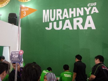 Bakrie Telecom yang performanya tengah menurun pun tak mau ketinggalan. Esia coba dikatrol dengan beragam bundling handset yang juga sudah support BBM.