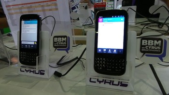     Bisa dibilang, hampir semua booth gadget mengandalkan BBM sebagai killer apps di pameran Indocomtech. Salah satunya ya ponsel keluaran Cyrus ini.
