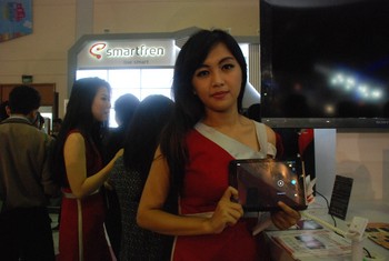 “Keikutsertaan Smartfren di Indocomtech 2013 menunjukkan komitmen kami untuk terus mendekatkan diri kepada pelanggan,” kata Djoko Tata Ibrahim, Deputy CEO Commercial Smartfren, saat ditemui di sela pameran.