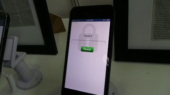 Kemudian server akan meneruskan SMS yang sudah terenkripsi tersebut ke nomor tujuan pengguna akhir sesama pelanggan SMS Guard dengan metode masking number. Akhirnya smartphone penerima akan mendekripsi atau mengurai kode SMS tersebut sehingga kontennya bisa terbaca.