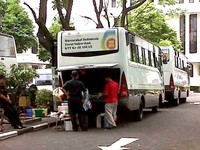 Dwifungsi bus karyawan. Selama jam ngantor, saat bus masih parkir, selama itu pula warung buka. Menunya nasi rames, telur, donat, kopi, kerupuk, dan lain-lain.