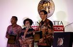 Ahok & Nur Pamudji Terima Bung Hatta Anti Corruption Award
