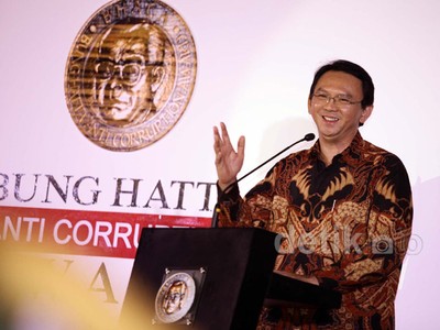 Ahok & Nur Pamudji Terima Bung Hatta Anti Corruption Award