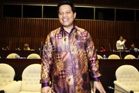 Ketua Komisi Pemilihan Umum (KPU) Husni Kamil Manik hadir dalam rapat tersebut.