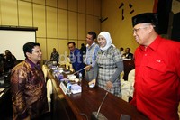 Ketua Komisi Pemilihan Umum (KPU) Husni Kamil Manik berbincang dengan anggota Komisi II DPR.