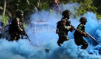 Para prajurit TNI AU berlatih melumpuhkan musuh.