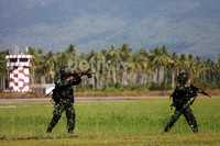 Para prajurit TNI AU berlatih menyergap musuh.