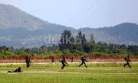 Para prajurit TNI AU berlatih mengepung musuh.