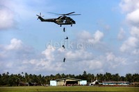 Aksi prajurit TNI AU saat turun dari helikopter.