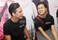 Eva tampak sumringah bersama Adipati. Gus Mun/detikHOT.