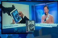 David Beckham tampak menandatangani buku digital untuk penggemarnya di Sau Paulo, Brazil. Ian Gavan/Getty Images.