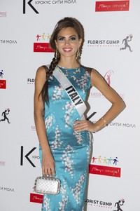 Miss Italia Luna Voce melemparkan senyuman manisnya di depan kamera. REUTERS/Darren Decker.     