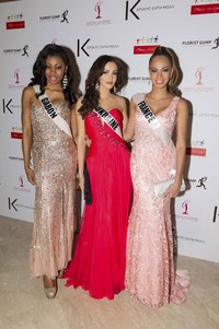 Miss Gabon Jennifer Ondo, Miss Ukraine Olga Storozhenko, dan Miss Prancis Hinarani de Longeaux, terlihat anggun lewat floor length dresses yang dikenakannya. REUTERS/Darren Decker.