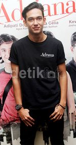 Keakraban Adipati Dolken dan Eva Celia