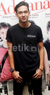 Aku ngobrol nyambunglah sama dia, sama-sama berdarah Jerman, suka nonton dan main game, kata Adipati. Gus Mun/detikHOT.