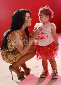 Lucunya Amora tersenyum saat memandang KD.