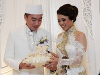 Mempelai pria begitu gagah dengan pakaian akad serba putih dan Winda yang terlihat cantik dan anggun dengan kebaya berwarna senada. Noel/detikHOT.