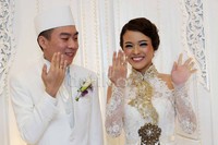 Keduanya memamerkan cincin kawin mereka. Noel/detikHOT.