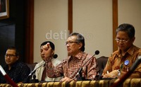 Ketua Umum Pusat Komunikasi Ekonomi Syariah (PKES) yang juga Deputi Gubernur Bank Indonesia Halim Alamsyah memberikan keterangan pers terkait peluncuran program Gerakan Ekonomi Syariah (Gres).
