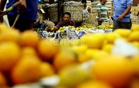 Pasokan jeruk Medan yang masuk ke Pasar Induk Kramatjati menipis ketimbang hari-hari biasanya. Biasanya, pasokan jeruk medan mencapai 193 ton dalam seminggu. Pekan ini hanya memasok jeruk medan sekitar 125 ton.