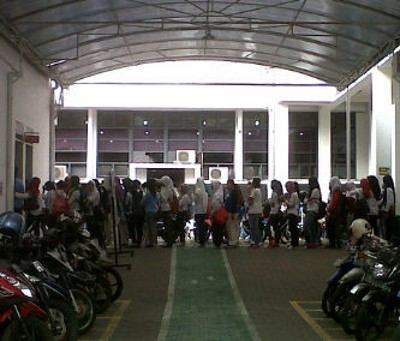 Toilet Sekitar Gedung Grahadi Diserbu Buruh