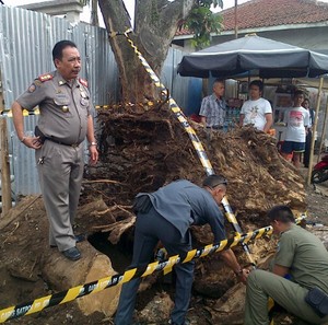 Tebang Pohon dan Rusak Trotoar, Akses Masuk Proyek Hotel di Braga Disegel