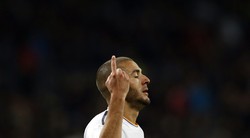 Penyerang Real Madrid yang juga ujung tombak Prancis Karim Benzema berselebrasi usai mencetak 2 gol. REUTERS/Susana Vera.