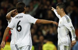 Cristiano Ronaldo mendapat salam hormat dari Marcelo. REUTERS/Susana Vera.