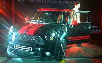 Baik eksterior maupun interior ada semburat merah di berbagai bagiannya untuk menambah kesan sporty dari mobil MINI. Meldini Alivia/detikOto.