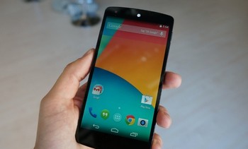 Kembali bekerja sama dengan LG dalam pembuatannya, handset ini adalah yang pertama memakai sistem operasi Android 4.4 atau KitKat. (kredit foto: theverge)