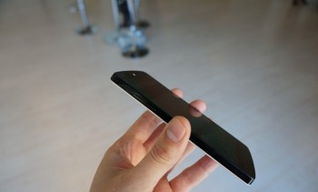 Layar handset penerus Nexus 4 tersebut cukup lebar, seluas 4,95 inch dengan resolusi sudah full HD 1080p. (kredit foto: theverge)