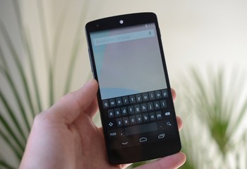 Spesifikasi kunci lain meliputi storage 16/32GB yang sayangnya tak bisa diekspansi. (kredit foto: theverge)