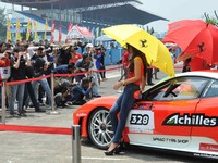 Tua muda, laki-laki dan perempuan terus mengabadikan diri di dekat mobil-mobil eksotis tersebut. Belum lagi para peserta lomba fotografi yang juga bersemangat membidik momen bersama sejumlah umbrella girl.