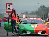 Umbrella girls di samping mobil Ferrari yang siap beradu kencang. Ayo pebalap Ferrari, siap-siap! (dok Achilles).