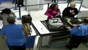 Astaga! 2 Turis Wanita Nekat Topless di Bandara Manchester