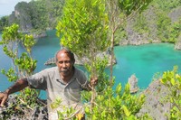 Inilah Pak Eli. Salah satu pemandu yang ada di Pianemo dan siap menemani perjalanan Anda menyusuri Pianemo (Putri/detikTravel)