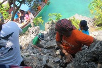 Namun ada hal yang harus wisatawan perhatikan saat mendaki bukit karang di Pianemo. Karang di sana terkenal sangat tajam dan bisa merobek kaki (Putri/detikTravel)