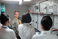 Pramugari harus terampil menggunakan peralatan di dalam kabin, seperti penggunaan oven. Mereka harus paham dan hafal bagaimana menyalakan oven di dalam pesawat dan menggunakannya dengan tepat (Afif/detikTravel)