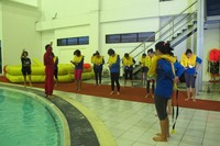 Ini adalah saat pelatihan simulasi evakuasi pendaratan di air. Mereka sebelumnya melakukan pemanasan dan memakai live jacket atau pelampung dalam waktu yang cepat (Afif/detikTravel)