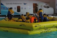 Hal terpenting dalam simulasi evakuasi pendaratan di air, adalah semua penumpang harus berada di atas perahu karet sebelum pramugari. Pramugari harus berenang dan mendorong penumpang di dalam air untuk naik ke atas perahu karet (Afif/detikTravel)