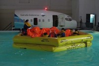 Suasana simulasi evakuasi pendaratan di air dibuat seperti sungguhan. Air kolam sangat dingin, ada cipratan air sepeti hujan, efek suara ombak dan kilat, serta efek cahaya (Afif/detikTravel)