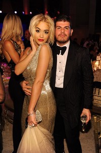 Pelantun 'How We Do (Party)' itu terlihat mesra dengan Eli Mizrahi. Dimitrios Kambouris/Getty Images.